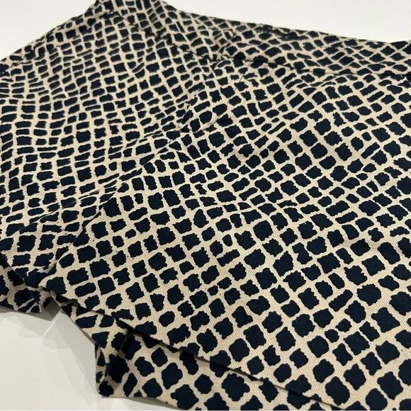 Banana Republic Geometric Navy & Tan Patterned Chino Shorts with pockets size 2 - Picture 3 of 11